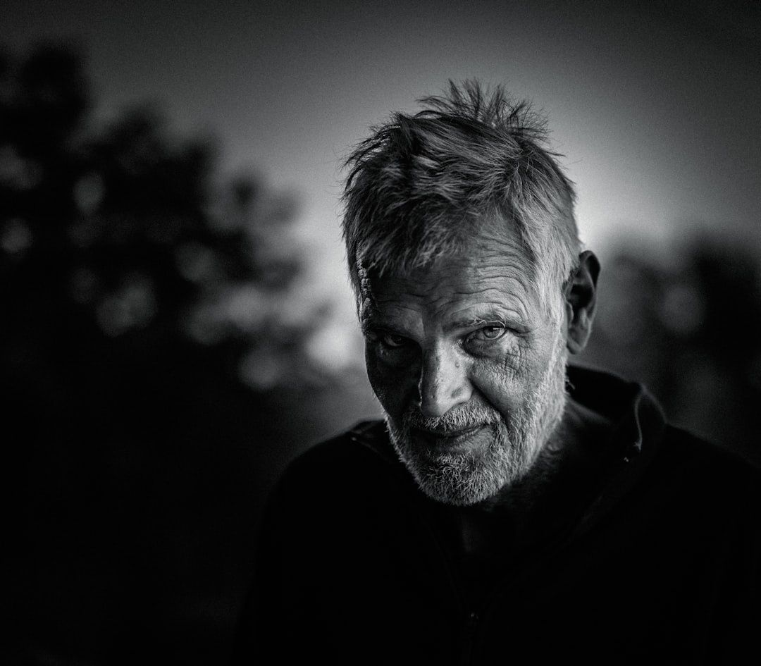 Svartvitt porträtt med mannen placerad åt höger och stor tom yta